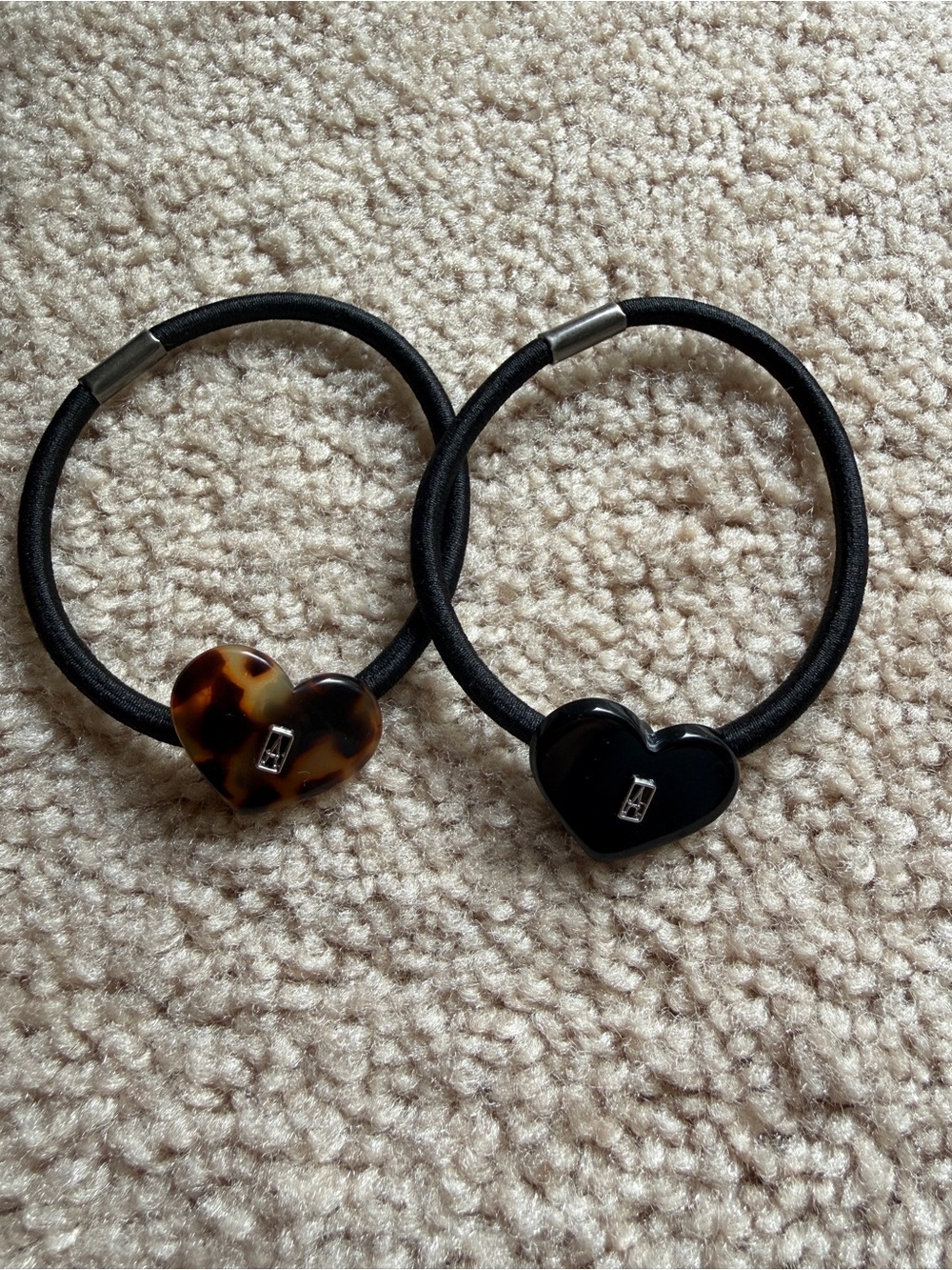 ALEXANDRE DE PARIS 
Black heart hair ties
